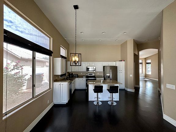 Kitchen/ dining room/ family room