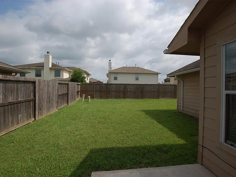4711 Buescher Ct — Photo 16