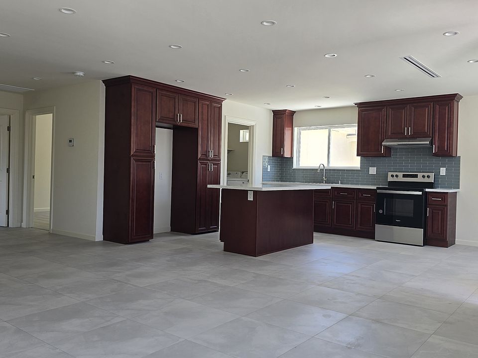 1st image of 10931 Hayvenhurst Ave