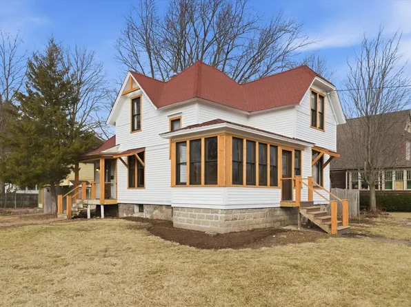 605 N Seminary Ave, Woodstock, IL 60098