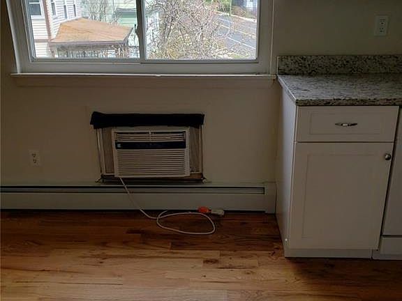 4th image of 18 Farmington Ave APT B2