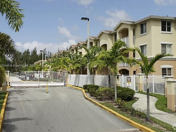 4th image of 13820 NE 3rd Ct APT 205