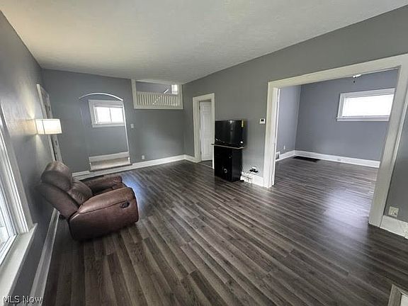 3rd image of 1138 Roslyn Ave SW