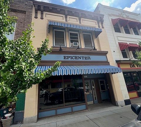 3rd image of 568 Merchant St
