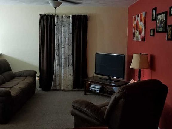 3rd image of 929 Aspen Dr