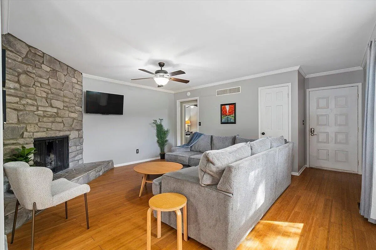 5 bed, 2.5 bath, 1908 sqft, $2,500 — Photo 1