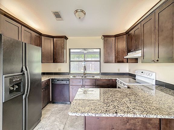 5th image of 634 SE Streamlet Ave