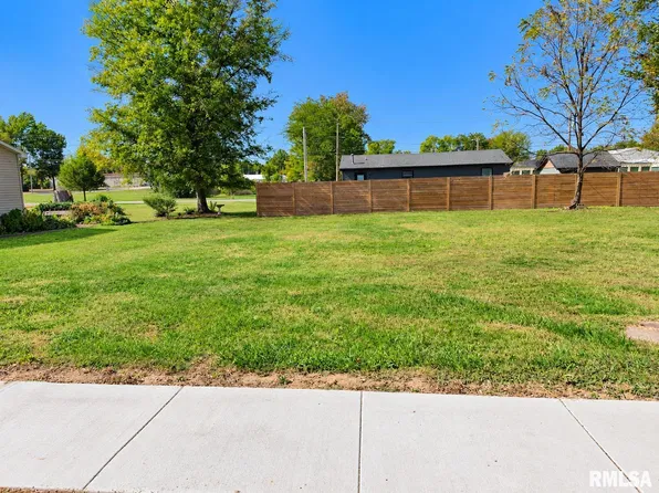1304 S Monroe St, Marion, IL 62959