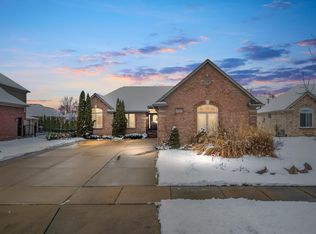 16129 Bishopsgate Dr, Macomb, MI 48044