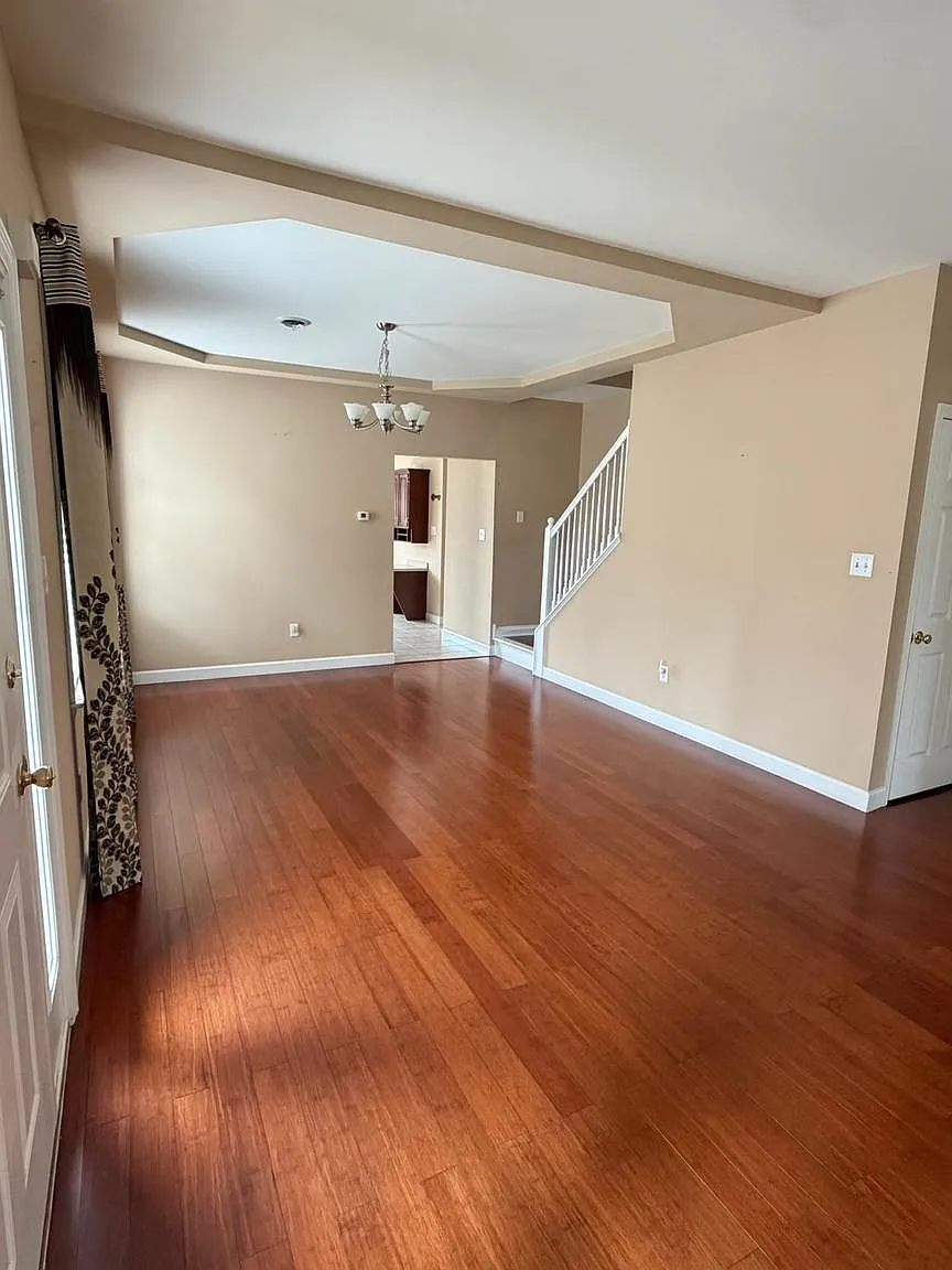 3 bed, 2.5 bath, 2528 sqft, $2,500 — Photo 3