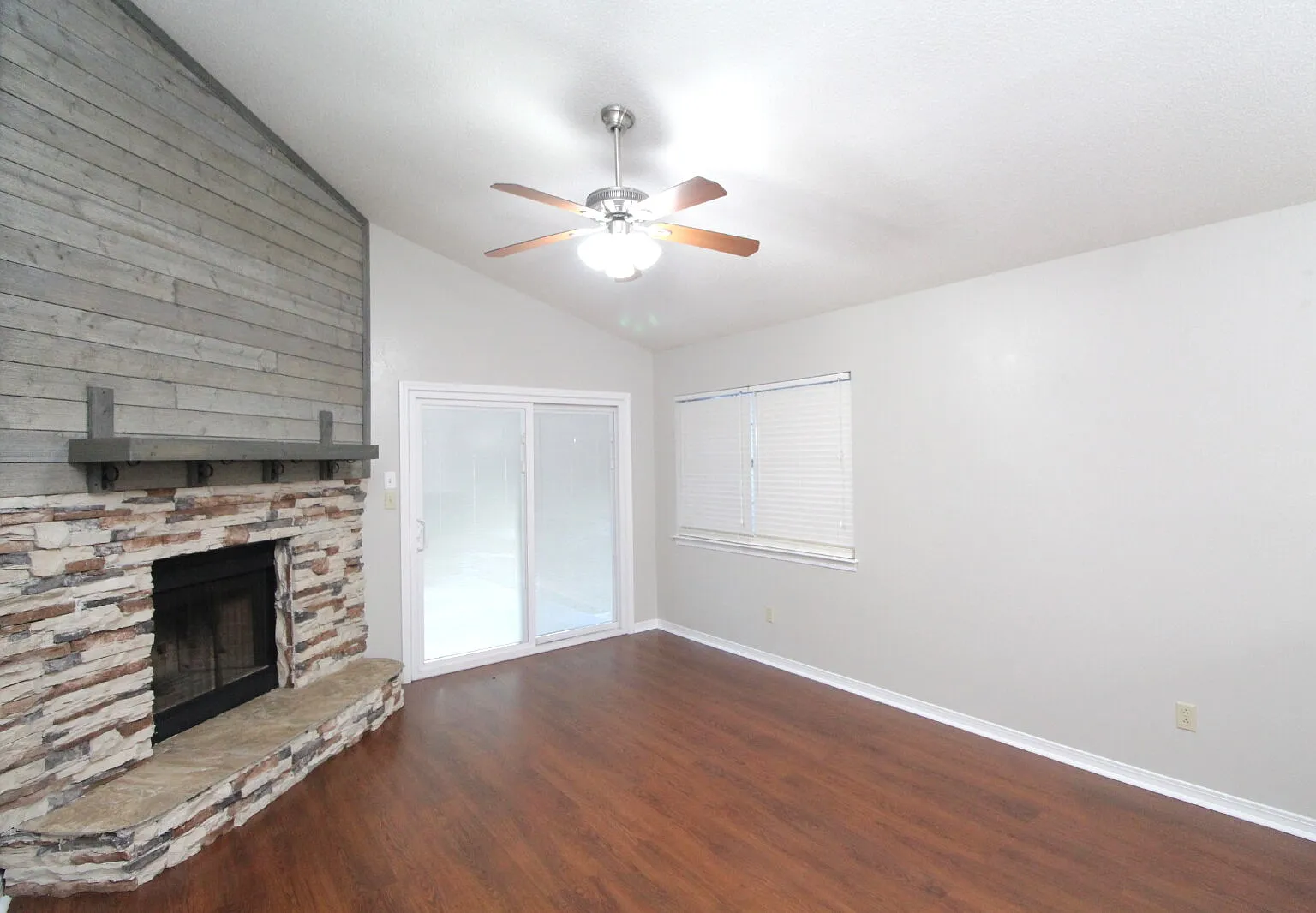 2 bed, 2.0 bath, 1194 sqft, $1,575 — Photo 2