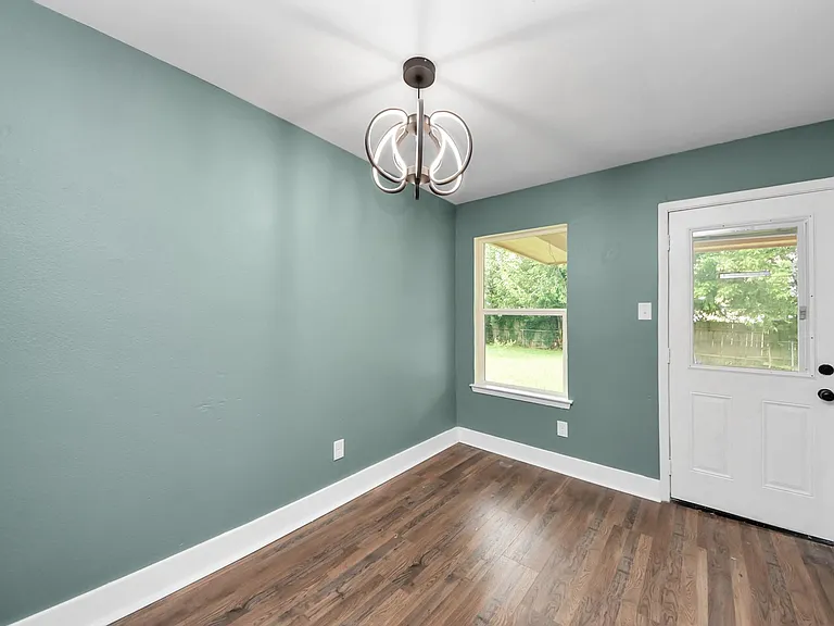608 Trinity Ln — Photo 6