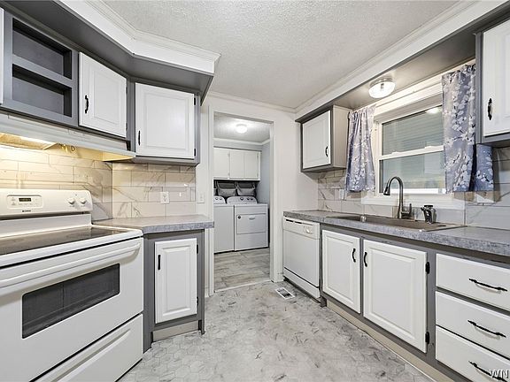 4th image of 35 Windridge Ln