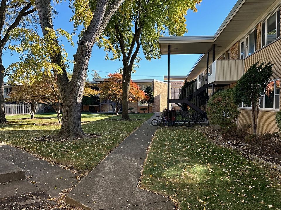 1st image of 8 Garden Dr
