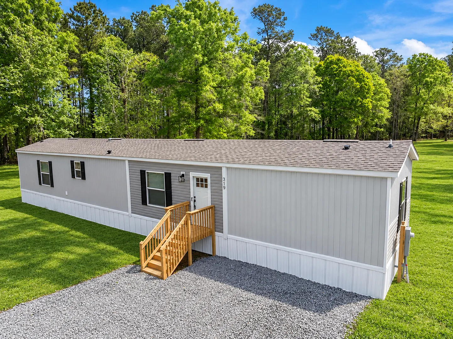 Peaceful 3 Bedroom Rental Home on 1 Acre Lawn Care Included — Photo 2
