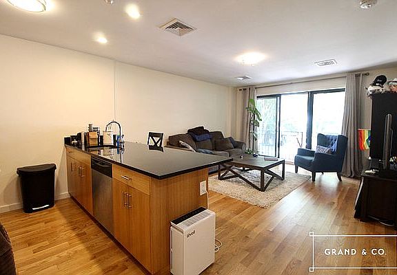 2nd image of 95 Dupont St APT 2R