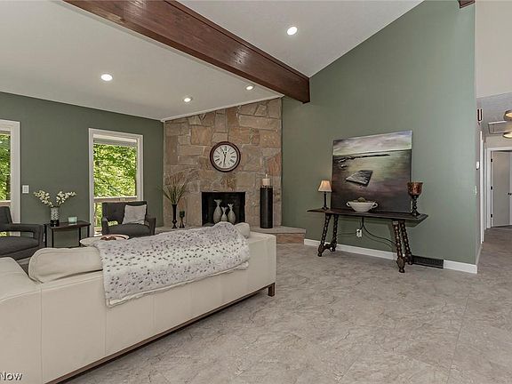 5th image of 11 Pepper Creek Dr
