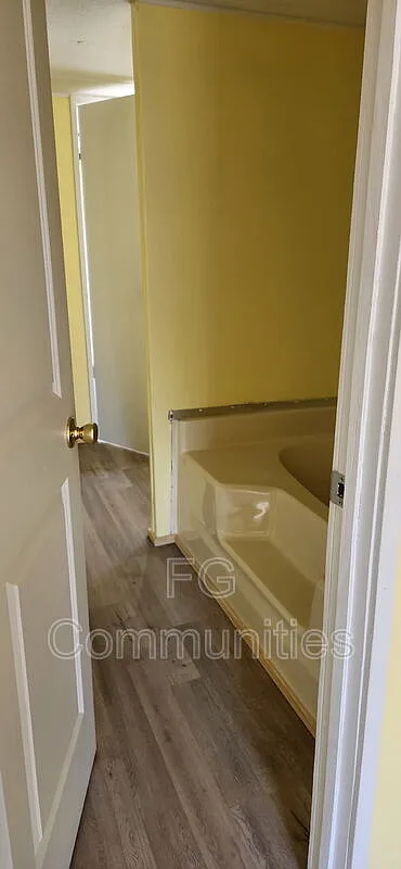 2 bed, 1.0 bath, $875 — Photo 3