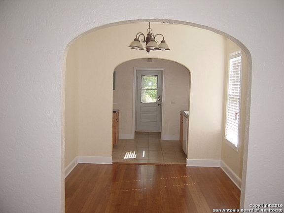 3rd image of 818 E Magnolia Ave