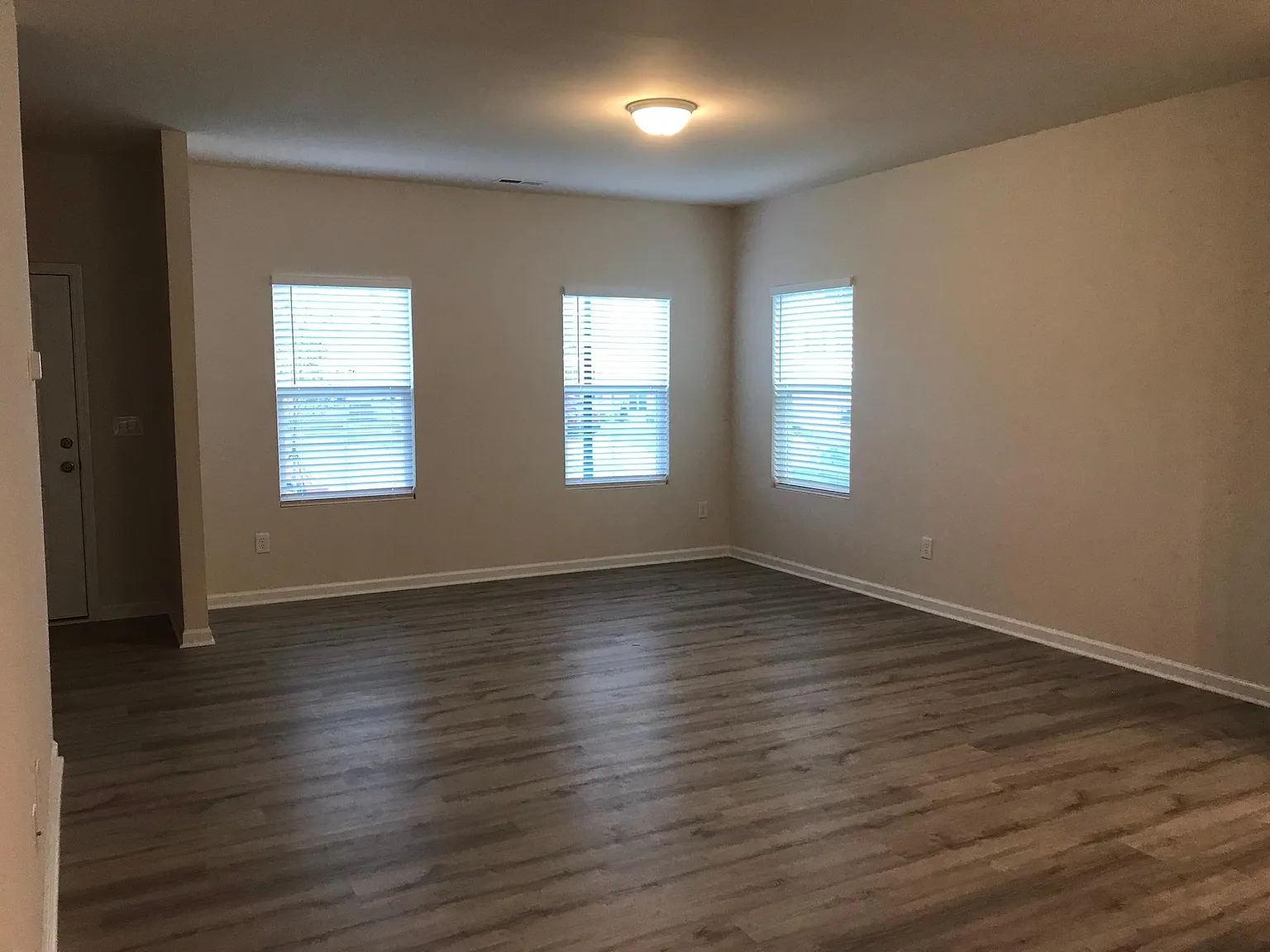 5 bed, 2300 sqft, $2,300 — Photo 3