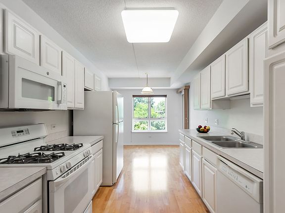5th image of 110 N Milwaukee Ave APT 303