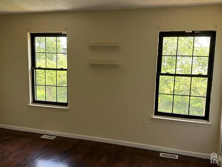 246 Hampshire Ct — Photo 5