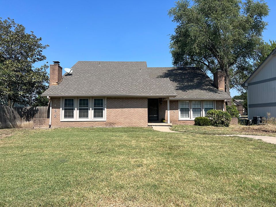 1st image of 2422 N Walden Dr