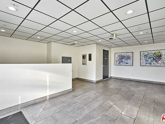 3rd image of 3951 Ingraham St #402