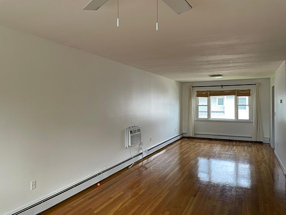 Super Spacious Living/ Dining room