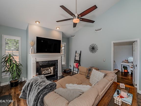 3rd image of 1403 Kenton Way