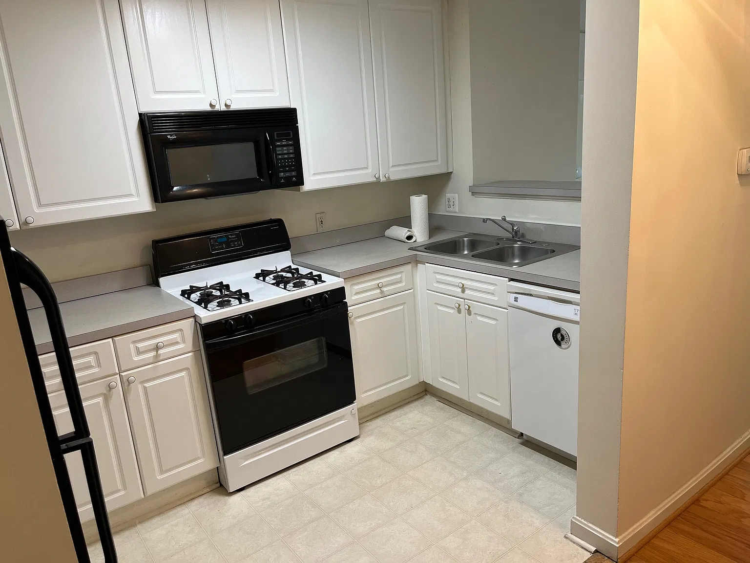 3 bed, 1300 sqft, $2,900 — Photo 2