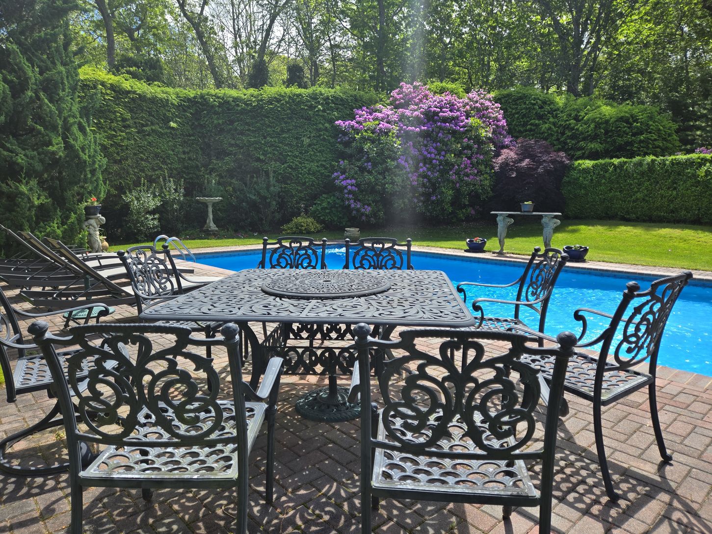  Al fresco dining....or just read in the chaise lounge 