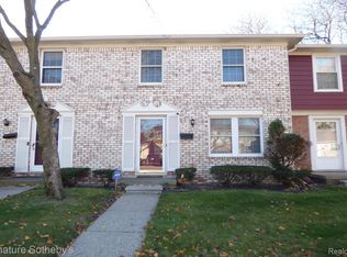 2648 S Seaton Circuit, Warren, MI
