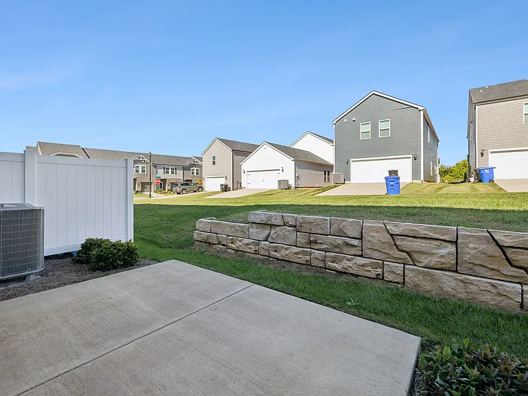 738 Prairie View Dr — Photo 17