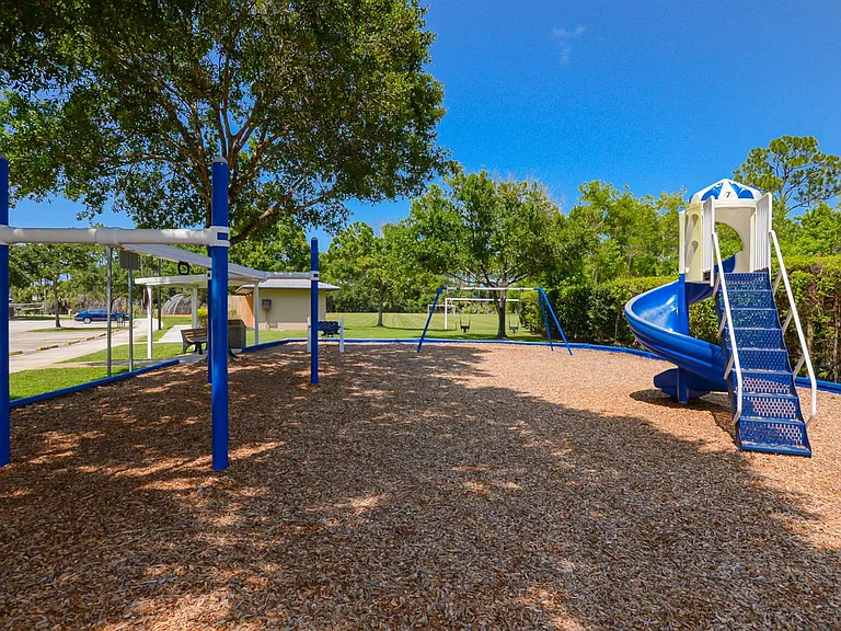 649 NE Bent Paddle Ln — Photo 44