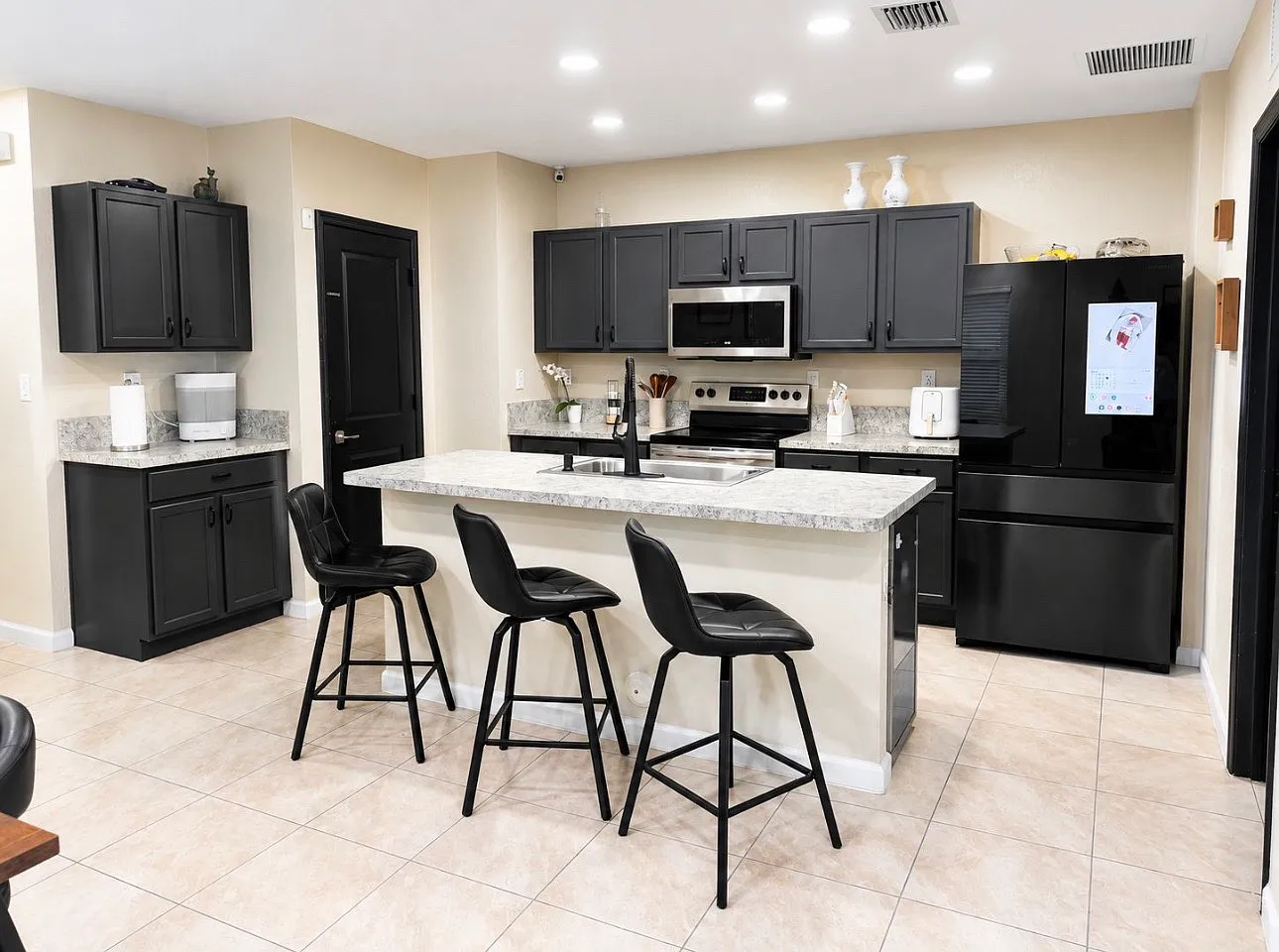 4 bed, 1740 sqft, $3,500 — Photo 4