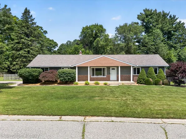 11498 Fox N Hounds Dr, White Lake, MI 48386