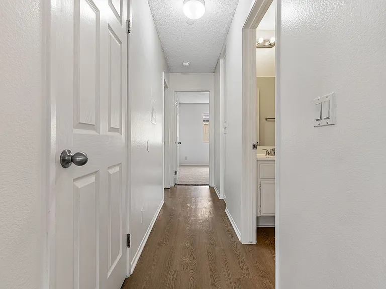Monrovia Villas Apartments — Photo 21