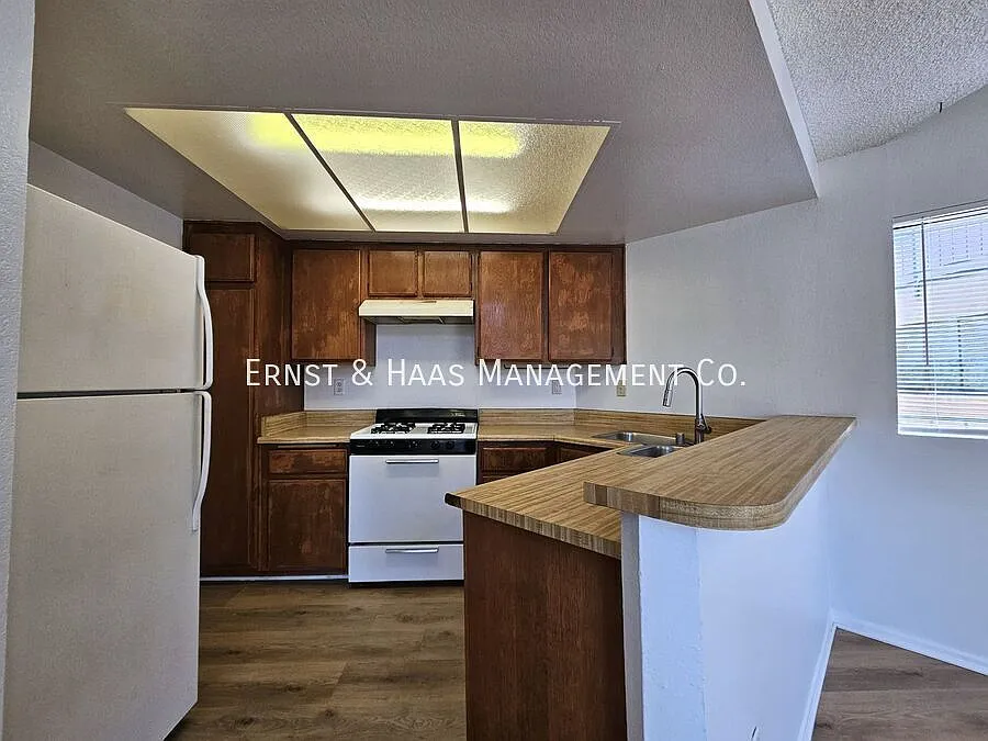 Charming 2-Bedroom Apartment In Long Beach! *Move-In Special* — Photo 4