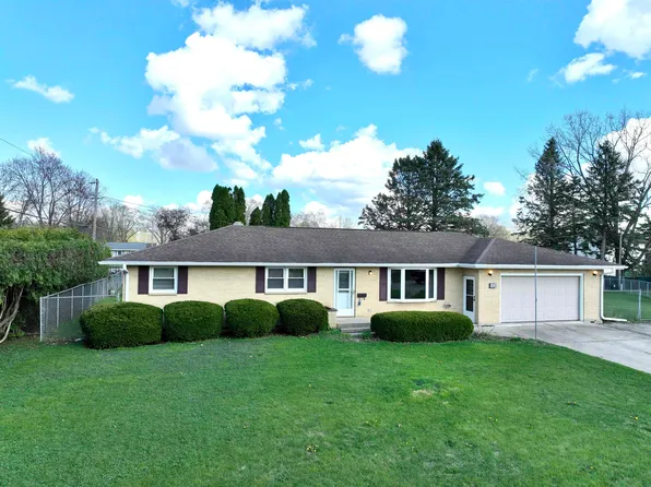 1920 Greenwich Ln, Janesville, WI 53545