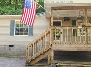 638 Hughart Dr, Sissonville, WV 25320