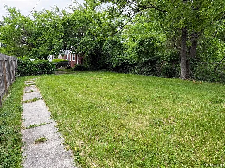 14903 Woodmont Ave — Photo 8