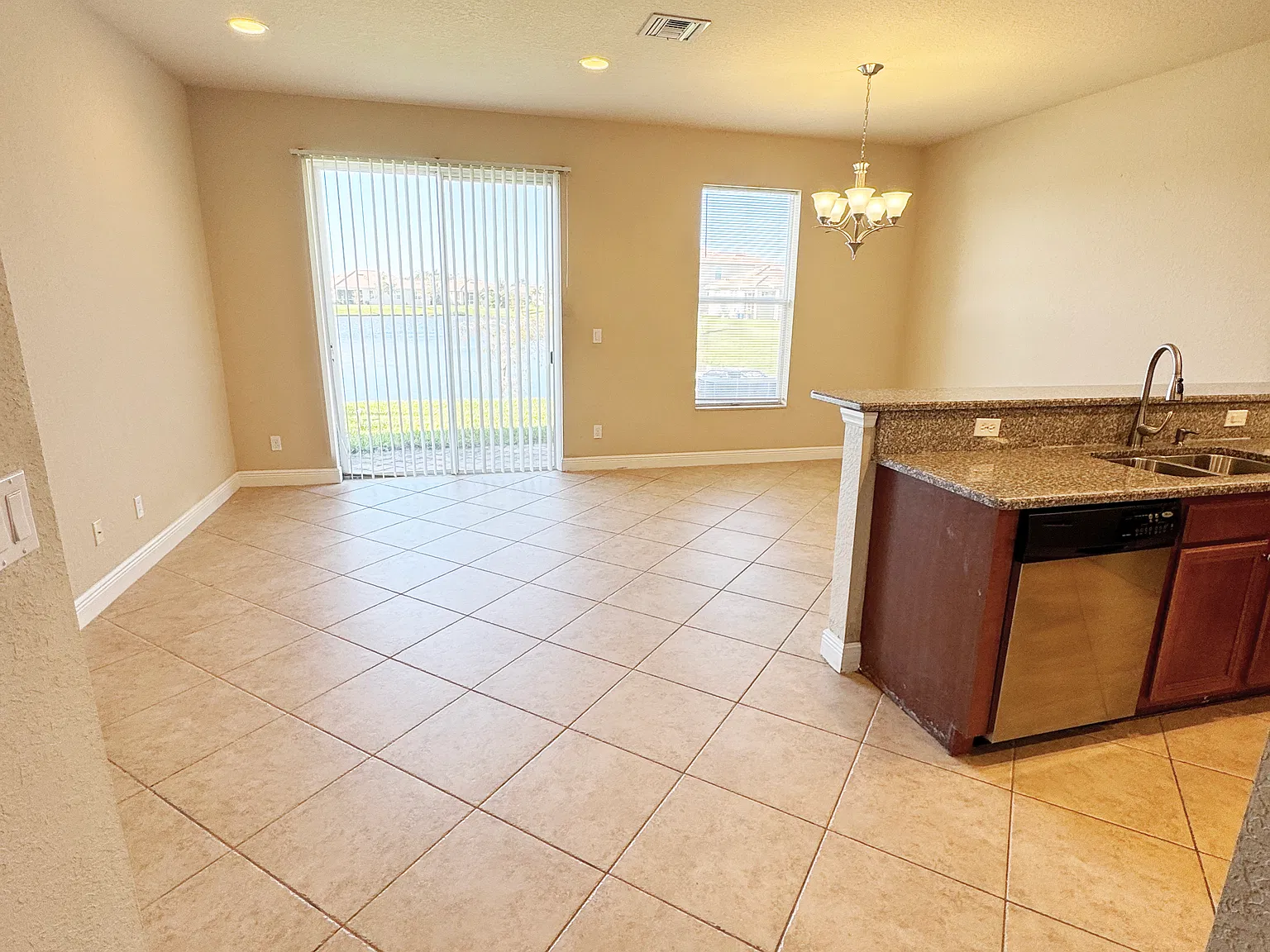 2 bed, 2.5 bath, 1364 sqft, $1,900 — Photo 4