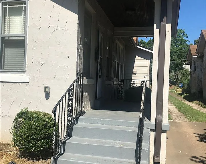 688 S Mansfield St — Photo 3