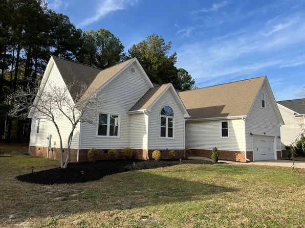 853 Stone Cross Dr, Spring Lake, NC 28390
