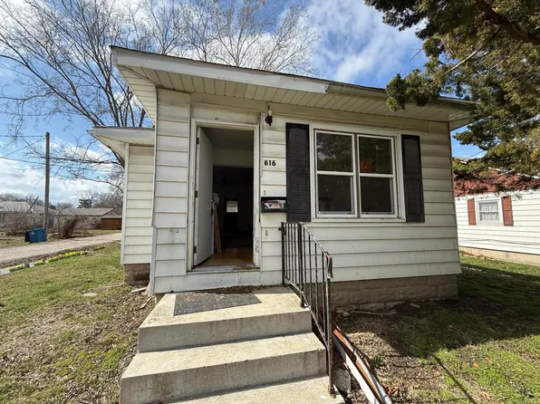 616 N Walnut St, Centralia, IL 62801