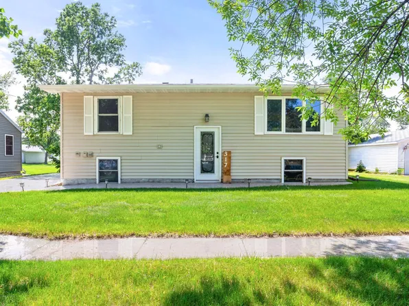 317 1st St NW, Hillsboro, ND 58045