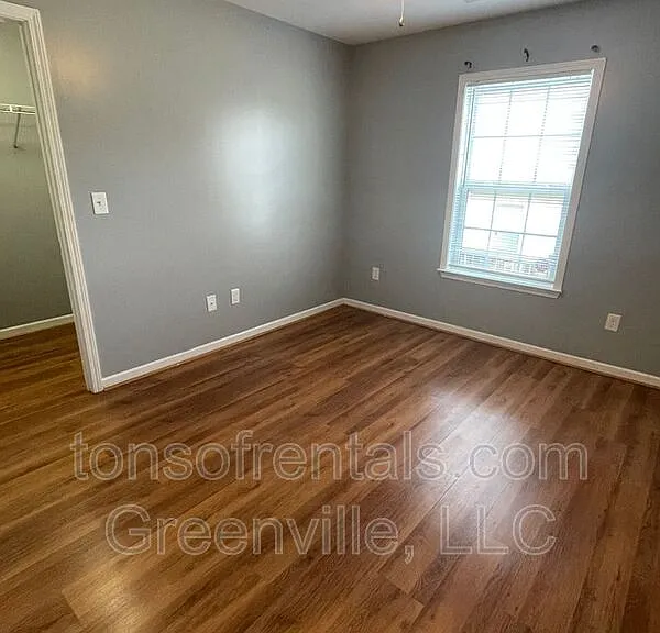305 Scott St — Photo 5
