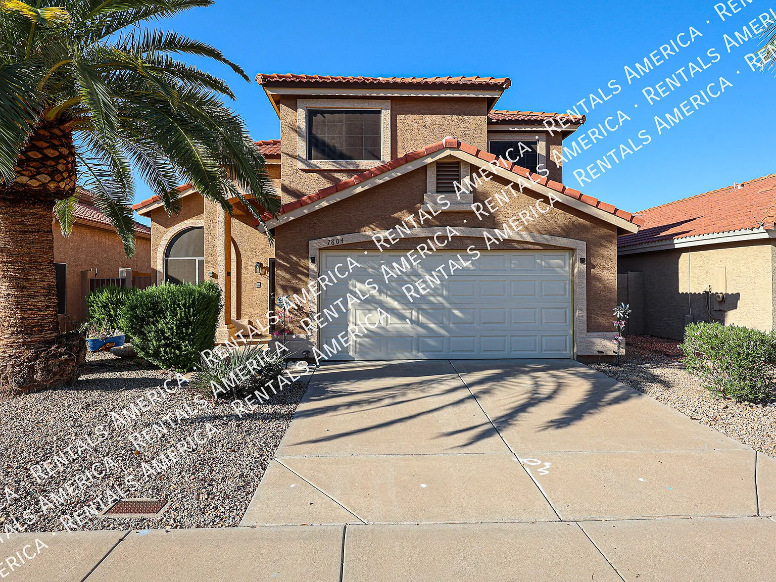 Elegant Glendale Waterfront Living — Photo 2