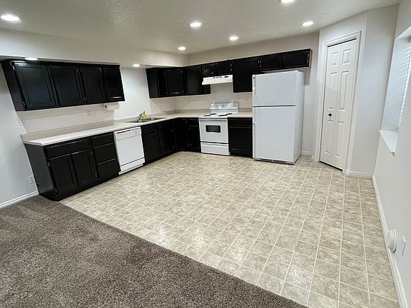 Kitchen/dining area with pantry